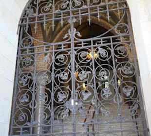 Kunstvoll geschmiedetes Gitter am Rathaus