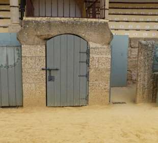 Mitte - Ausgang der Stiere, rechts Notausgang