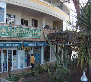 Rechts neben der Apotheke / FARMACIA!