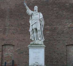 Statue im Hof