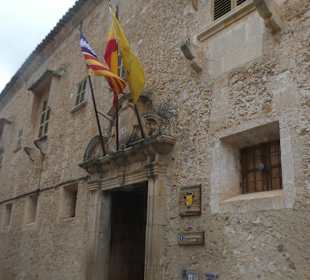 Beim Rathaus von Sineu im ehemaligen Kloster