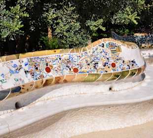 Schlangenbank aus Kachelbruch am Terrassenplatz