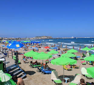 Am Strand von  Rethymno mit Blick zur Fortezza