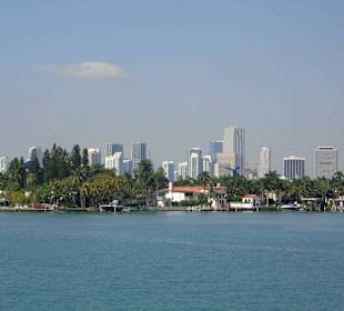 Im Hintergrund die Skyline