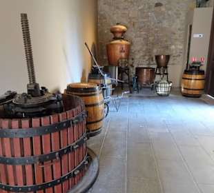 Historische Geräte in der Kellerei