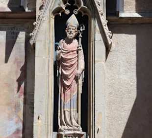 Skulptur an der Pfarrkirche St. Nikolaus
