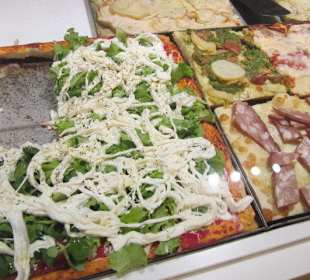 In der Altstadt Bergamos Pizza