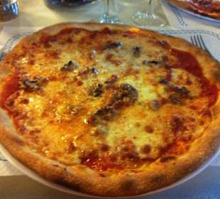 Pizza Monte Baldo mit heimischen Käse un Walnüssen