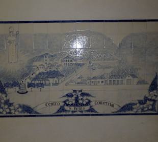 Azulejos am Eingang zum Einkaufszentrum