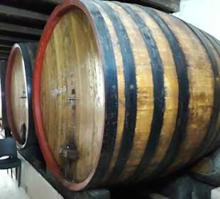 Historische Fässer im Weinkeller