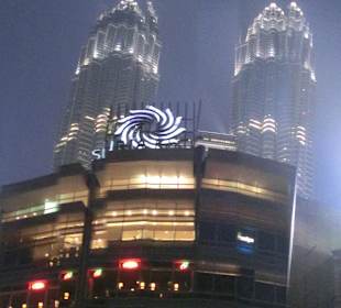 KL Tower bei Nacht