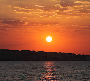 Zurück mit dem Boot mit tollem Sonnenuntergang