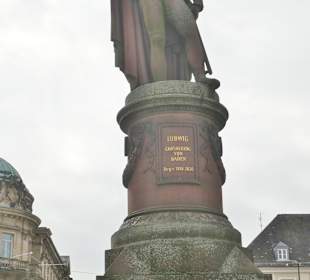 Der Ludwigsbrunnen auf dem Karlsruher Marktplatz