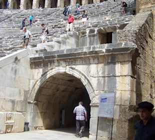 Eingang/Ausgang ins Theater