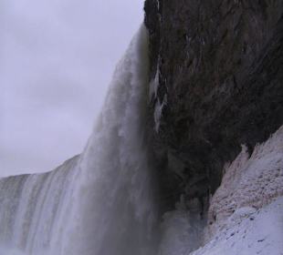 Hinter dem Wasserfall