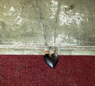 Auf dem Fußboden ein Andenken des Baumeisters