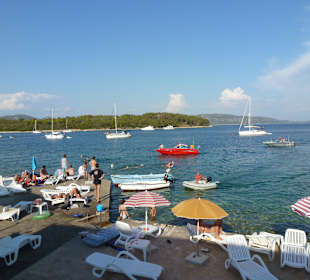 Strandsteg mit belegten Bojen