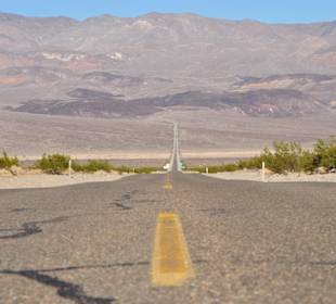 Straße zum Death Valley