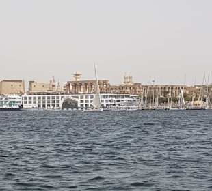 Luxor vom Nil aus