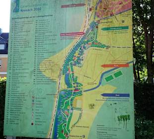 Historischer Wegweiser im Park