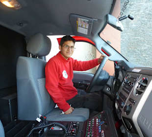 Ganz stolz auf sein neuesFahrzeug