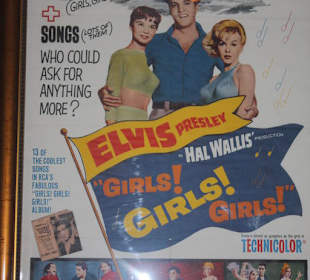 Ausstattung Café durch prominente Gegenstände