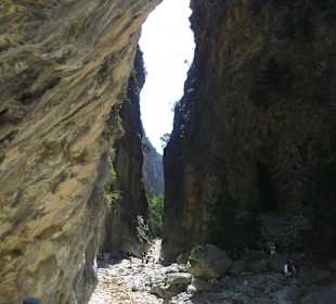 Beeindruckende Felswände zu beiden Seiten