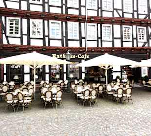 Tische vor dem Rathaus Café