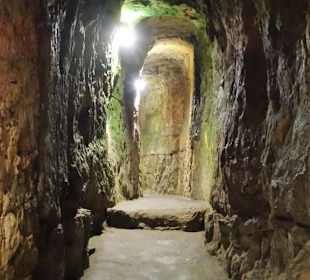 Rundgang durch die Felsgänge der Kasematten