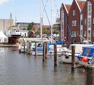 Im Binnenhafen, festlich geschmückte Boote