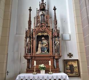 Der linke Seitenaltar in der Kirche St. Vitus