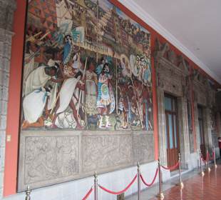 Die Gänge mit mehr und mehr Fresken