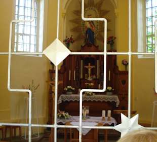 Kaple je zadělaná mříži