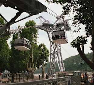 Eine kommt, die andere fährt.