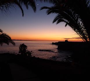 Sonnenuntergang an der Strandpromenade- im Hintergrund Fuert