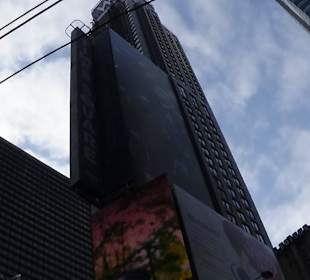 Times Square otoczone jest drapaczami chmur