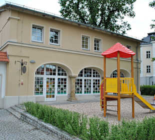 Stajnia w Krzyżowej oraz plac zabaw.