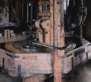 Alte Maschine in der alten Fabrik (1897-1983).