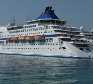 Kreuzfahrtschiff im Hafen