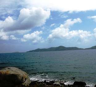 Blick vom Meer auf Nachbarinsel