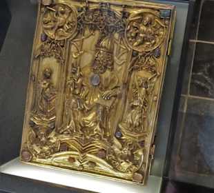 Reichsevangeliar im Krönungssaal