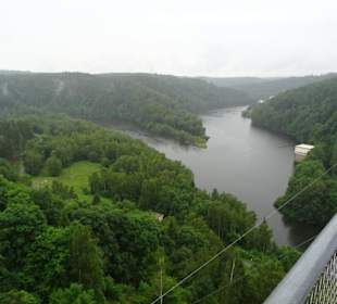 Blick von der Hängebrücke auf den Stausee