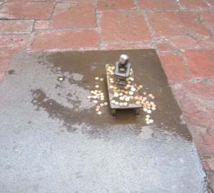 Skulptur ' Junge der zum Mond schaut'