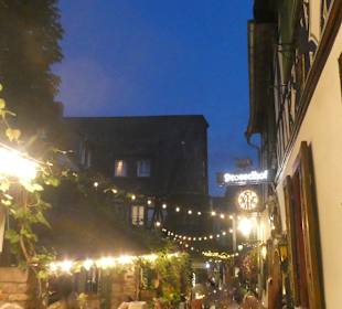 In der kleinen, schmalen Drosselgasse in Rüdesheim