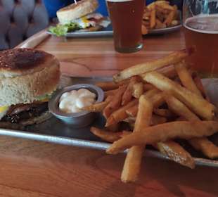 Bier und Guanako-Burger (Lama)