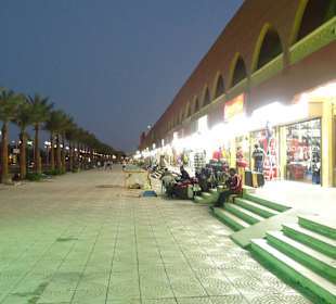 Shoppingmeile gegenüber vom Hotel