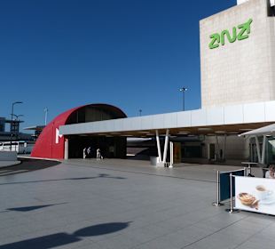 Eingang zur Metro(U-Bahn-)Station am Flughafen