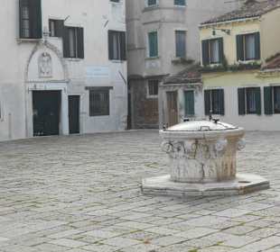 Brunnen vor Kirche La Maddalena