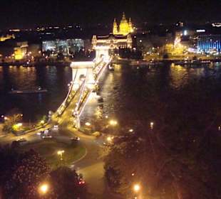Kettenbrücke bei Nacht