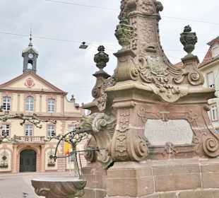 Das Historische Rathaus, davor Nepomukbrunnen
